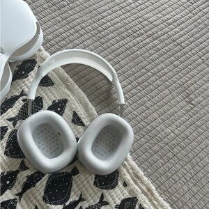Apple White Over-Ear Headset with Sleek Design